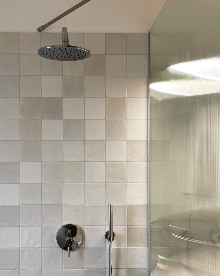 prysznic z ryflowanego szkła